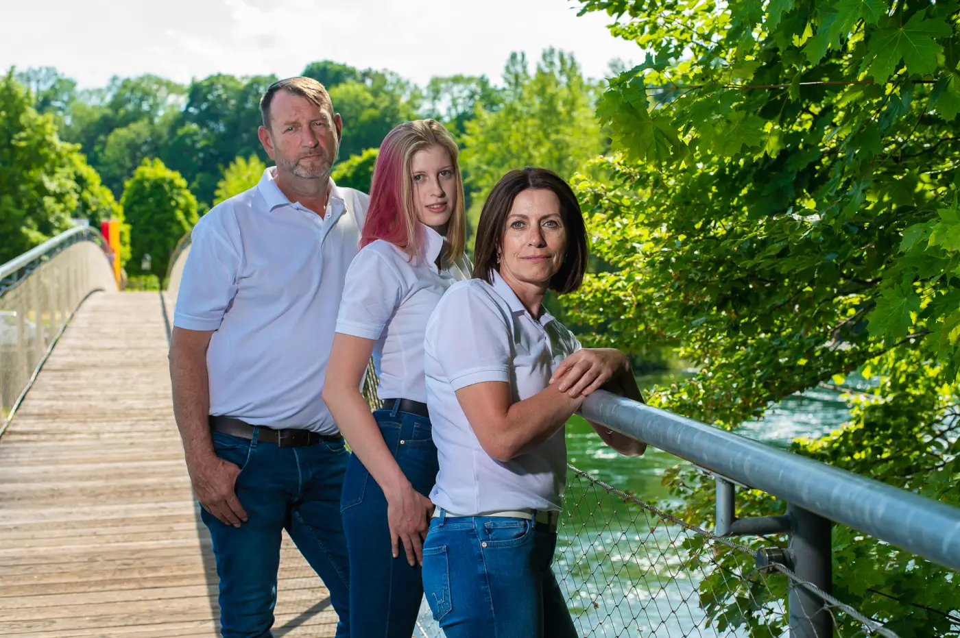 Beiskammer-Team in Arbeitskleidung vor dem Firmensitz